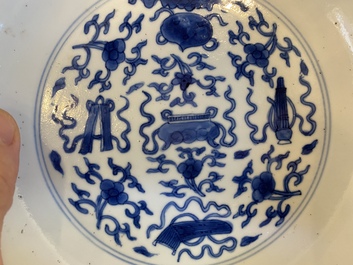 Een paar Chinese blauw-witte borden met antiquiteiten, Kangxi merk en periode