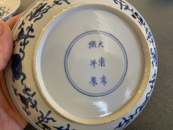 Een paar Chinese blauw-witte borden met antiquiteiten, Kangxi merk en periode