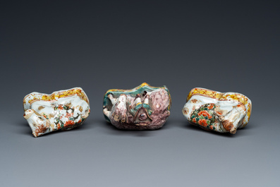 Drie polychrome en koud beschilderde Delftse miniaturen met een bokkenrijder en twee koeien, 18e eeuw