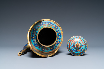 Grande verseuse de type 'duomuhu' en &eacute;maux cloisonn&eacute;s de style tib&eacute;tain, Chine, R&eacute;publique