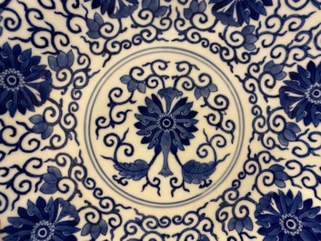 Een Chinese blauw-witte schotel met lotusslingers, Guangxu merk en periode