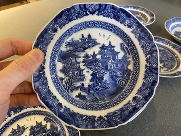 Service &agrave; 53 pi&egrave;ces en porcelaine de Chine en bleu et blanc, Qianlong