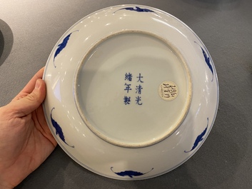 Plat en porcelaine de Chine en bleu et blanc, marque et &eacute;poque de Guangxu