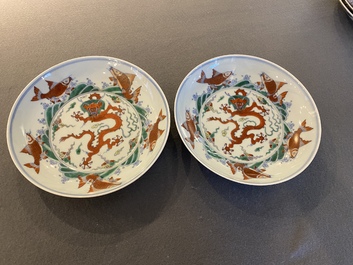 Paire d'assiettes en porcelaine de Chine doucai &agrave; d&eacute;cor de dragons, marque de Chenghua, Kangxi