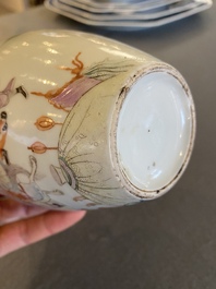 Vase de forme 'meiping' en porcelaine de Chine famille rose, R&eacute;publique