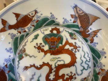 Paire d'assiettes en porcelaine de Chine doucai &agrave; d&eacute;cor de dragons, marque de Chenghua, Kangxi