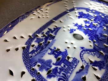 Service &agrave; 53 pi&egrave;ces en porcelaine de Chine en bleu et blanc, Qianlong