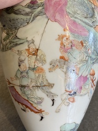 Vase de forme 'meiping' en porcelaine de Chine famille rose, R&eacute;publique