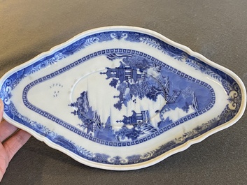 Een Chinees blauw-wit 53-delig servies, Qianlong