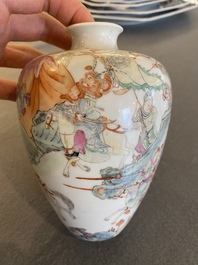 Vase de forme 'meiping' en porcelaine de Chine famille rose, R&eacute;publique