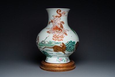 Important vase en porcelaine de Chine famille rose &agrave; d&eacute;cor en relief des 'douzes animaux du zodiac chinois', marque de Qianlong, 19&egrave;me