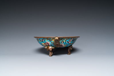 Bol tripod figurant un ph&eacute;nix en &eacute;maux cloisonn&eacute;s aux anses en forme de t&ecirc;te d'&eacute;l&eacute;phant, Chine, Qianlong/Jiaqing