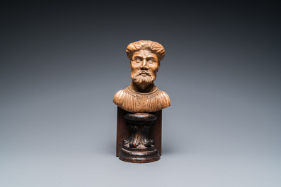 Buste d'homme barbu en alb&acirc;tre sculpt&eacute; sur socle post&eacute;rieur, Italie, 16&egrave;me