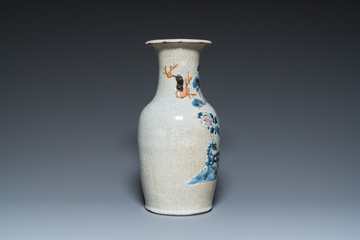 Vase en porcelaine de Chine dite 'de Nankin' &agrave; d&eacute;cor en bleu, blanc et rouge de cuivre, marque de Chenghua, 19&egrave;me