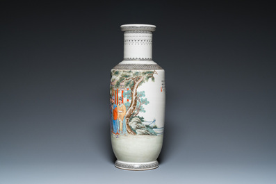 Vase de forme rouleau en porcelaine de Chine famille rose, marque de Qianlong, R&eacute;publique