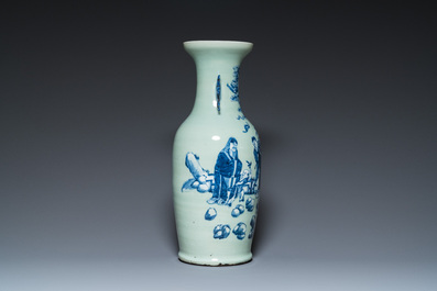 Een Chinese blauw-witte celadon vaas met onsterfelijken, 19e eeuw