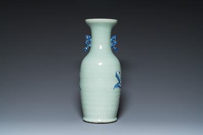 Vase en porcelaine de Chine en bleu et blanc sur fond c&eacute;ladon, 19&egrave;me