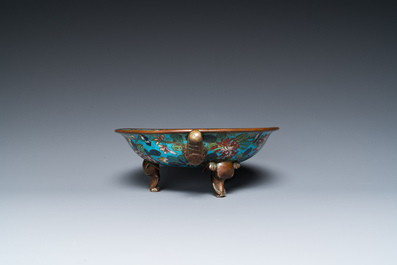 Bol tripod figurant un ph&eacute;nix en &eacute;maux cloisonn&eacute;s aux anses en forme de t&ecirc;te d'&eacute;l&eacute;phant, Chine, Qianlong/Jiaqing