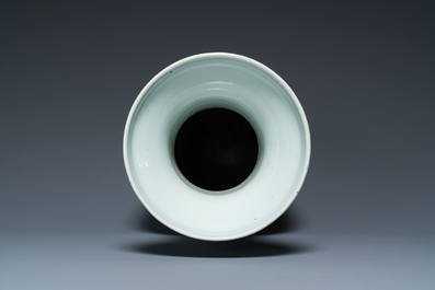 Een Chinese blauw-witte celadon vaas met onsterfelijken, 19e eeuw