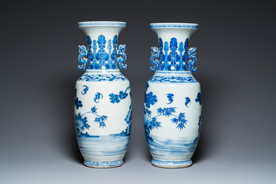 Paire de vases &agrave; d&eacute;cor des 'Sanxing' en porcelaine de Chine en bleu et blanc, Jiaqing