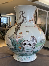 Important vase en porcelaine de Chine famille rose &agrave; d&eacute;cor en relief des 'douzes animaux du zodiac chinois', marque de Qianlong, 19&egrave;me