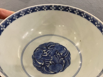 Een Chinese blauw-witte 'Bleu de Hue' kom voor de Vietnamese markt, Thường t&acirc;m lạc sự  賞心樂事 merk, ca. 1830