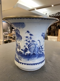 Een Chinese blauw-witte 'Bleu de Hue' kwispedoor voor de Vietnamese koning Khai Dinh, Nội phủ đ&atilde;i tạo 內府待造 mark, ca. 1924