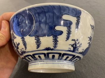 Een Chinese blauw-witte 'Bleu de Hue' kom voor de Vietnamese markt, Thường t&acirc;m lạc sự  賞心樂事 merk, ca. 1830