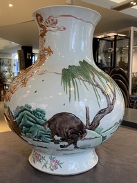 Important vase en porcelaine de Chine famille rose &agrave; d&eacute;cor en relief des 'douzes animaux du zodiac chinois', marque de Qianlong, 19&egrave;me