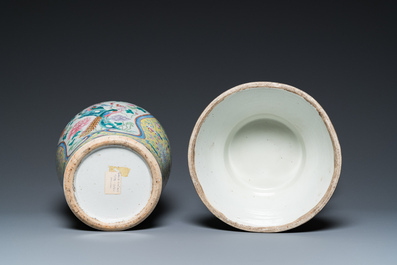 Deux vases en porcelaine de Chine famille rose, 19&egrave;me