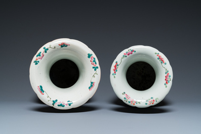 Deux vases en porcelaine de Chine famille rose &agrave; d&eacute;cor de sc&egrave;nes de cour, 19&egrave;me