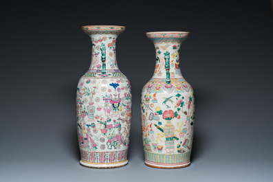 Twee Chinese famille rose vazen met antiquiteiten, 19e eeuw