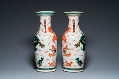 Paire de vases en porcelaine de Chine &agrave; d&eacute;cor polychrome de lions bouddhistes, 19&egrave;me