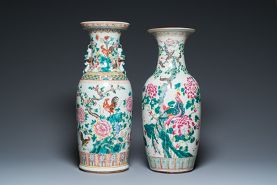 Deux vases en porcelaine de Chine famille rose &agrave; d&eacute;cor de coqs et de faisans, 19&egrave;me