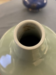 Een Chinese monochrome celadon kalebasvaas, 18/19e eeuw