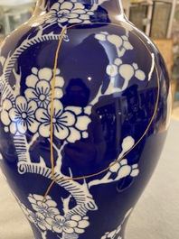 Twee Chinese blauw-witte 'prunus' vazen met kintsugi herstellingen, Qianlong merk, 20e eeuw