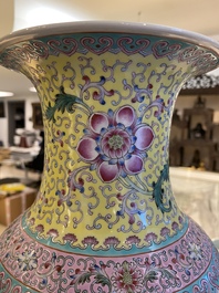 Vase en porcelaine de Chine famille rose &agrave; d&eacute;cor de femmes dans un jardin, marque de Qianlong, 20&egrave;me