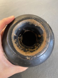 A Vietnamese black-glazed vase, L&ecirc; triều 家黎, 14/15th C.