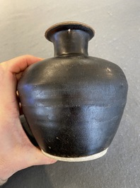 A Vietnamese black-glazed vase, L&ecirc; triều 家黎, 14/15th C.