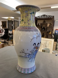 Vase en porcelaine de Chine famille rose &agrave; d&eacute;cor de femmes dans un jardin, marque de Qianlong, 20&egrave;me