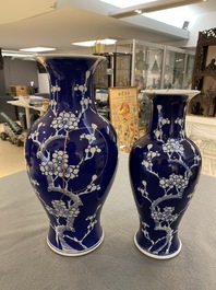 Twee Chinese blauw-witte 'prunus' vazen met kintsugi herstellingen, Qianlong merk, 20e eeuw