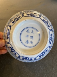 Een Chinese blauw-witte 'Shou' kom, Chenghua merk, Kangxi