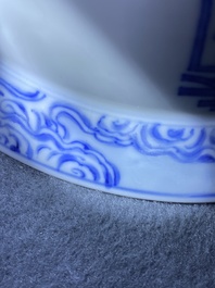 Bol en porcelaine de Chine en bleu et blanc &agrave; d&eacute;cor 'Shou', marque de Chenghua, Kangxi