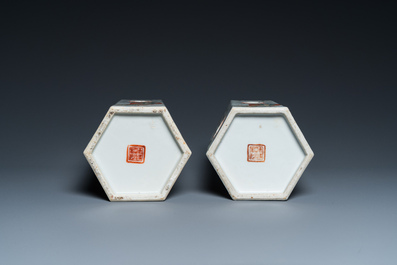 Een paar hexagonale opengewerkte Chinese famille rose 'Wu Shuang Pu' hoedensteunen, Tongzhi merk en periode