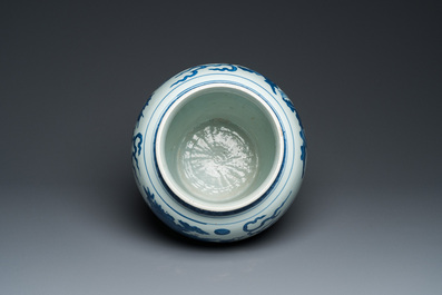 Vase en porcelaine de Chine en bleu et blanc &agrave; d&eacute;cor d'un qilin et d'un ph&eacute;nix, &eacute;poque Transition