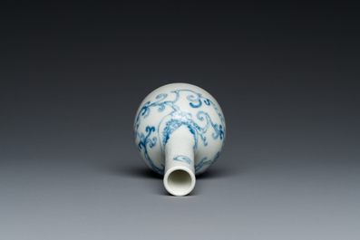 Petit vase de forme bouteille en porcelaine de Chine en bleu et blanc, marque et peut-&ecirc;tre &eacute;poque de Yongzheng