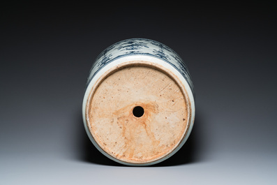 Importante jardini&egrave;re cylindrique en porcelaine de Chine en bleu et blanc &agrave; d&eacute;cor 'sanduo', Qianlong