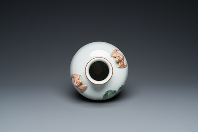 Vase de forme 'meiping' en porcelaine de Chine famille verte, R&eacute;publique