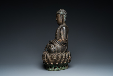 Grand Bouddha sur tr&ocirc;ne de lotus en bronze dor&eacute;, Sino-Tibet, Ming