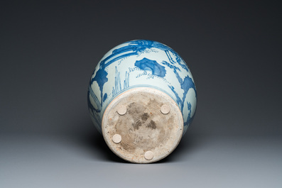 Vase en porcelaine de Chine en bleu et blanc &agrave; d&eacute;cor d'un qilin et d'un ph&eacute;nix, &eacute;poque Transition